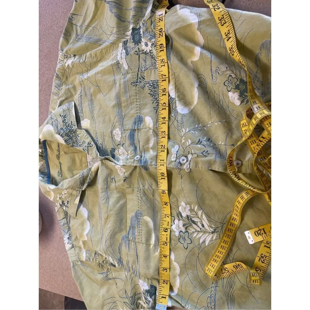 Tommy Bahama Men's Green Paradise Island Buttons Up Floral Shirt Size Medium